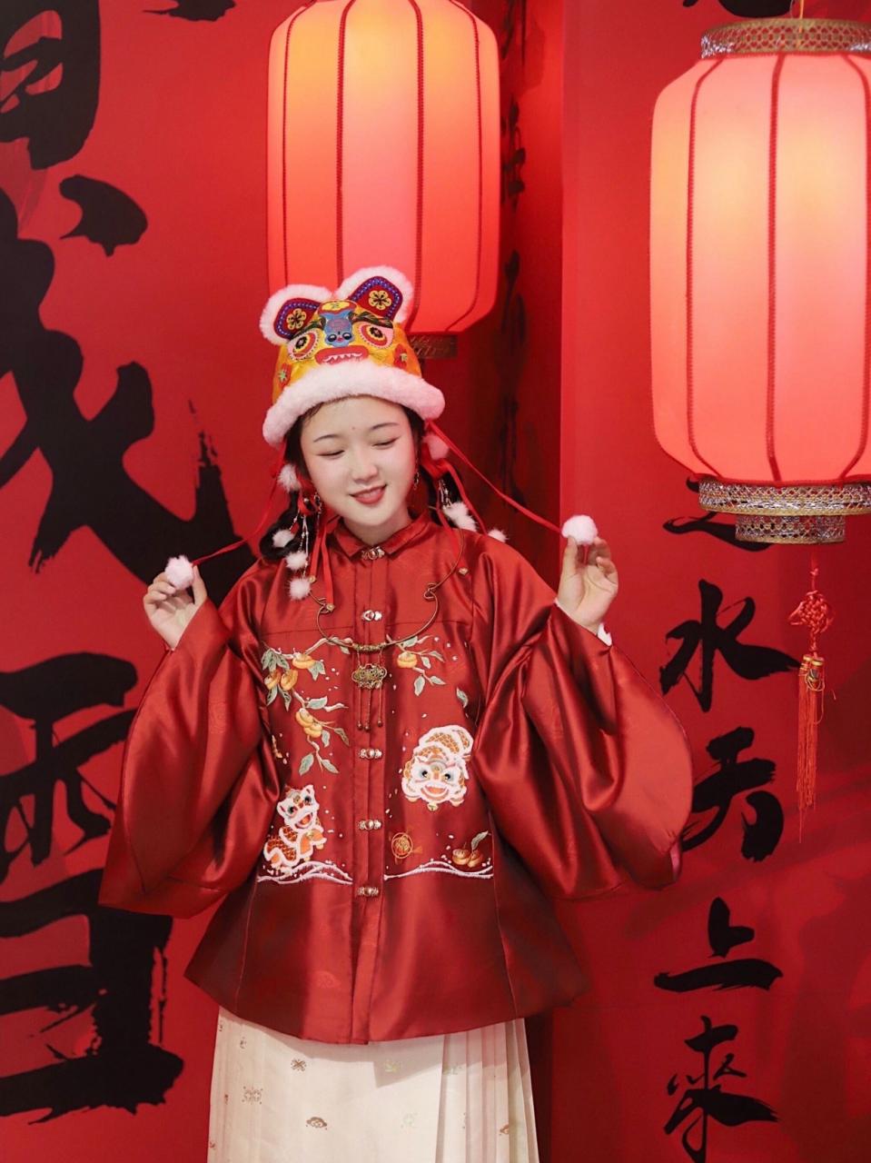 喜庆大红色调的汉服穿搭技巧 - 图2